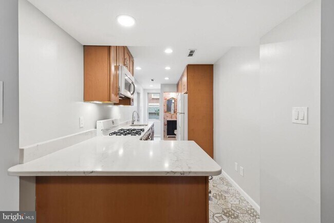 Building Photo - 914 N St NW