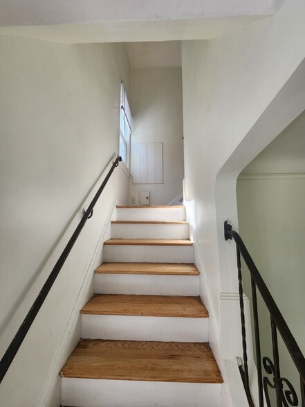 Building Photo - 3360 E 147th St