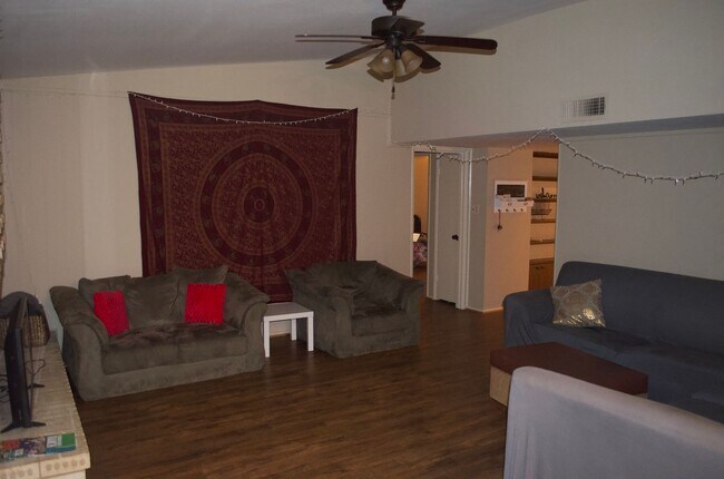 Building Photo - AUGUST PRE-LEASE!  Spacious 4 Bedroom 2 Bathroom Home CLOSE TO CAMPUS