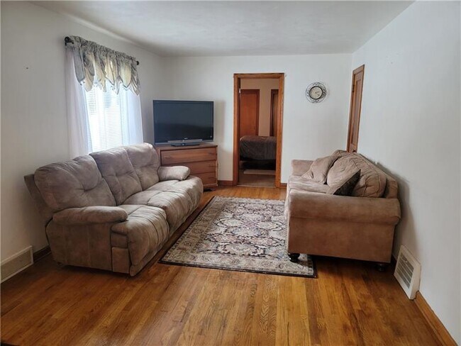 Building Photo - 302 South Dr