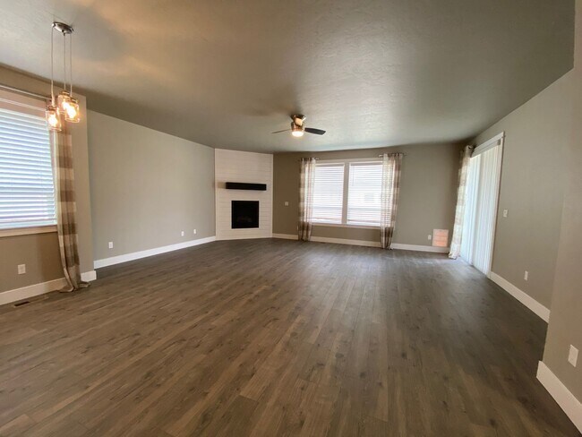 Building Photo - Lovely Single Level 3 Bed 2 Bath Home in M...