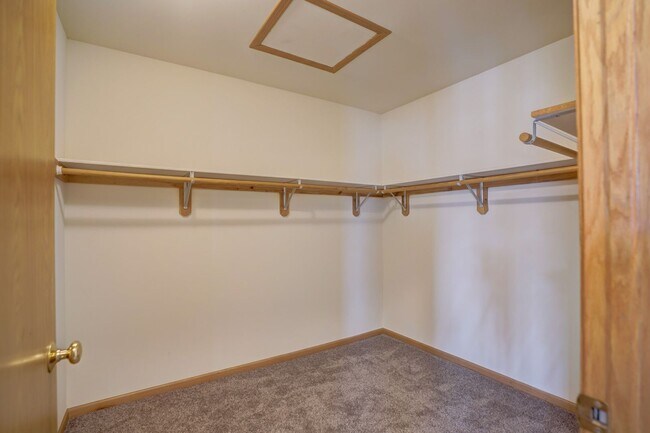 Building Photo - 6101-6103