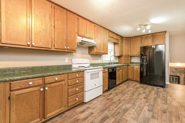 Building Photo - 3-Bed Plus 2 Bonus Rooms with Large Yard!