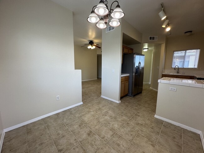 Building Photo - 1050 E Cactus Ave