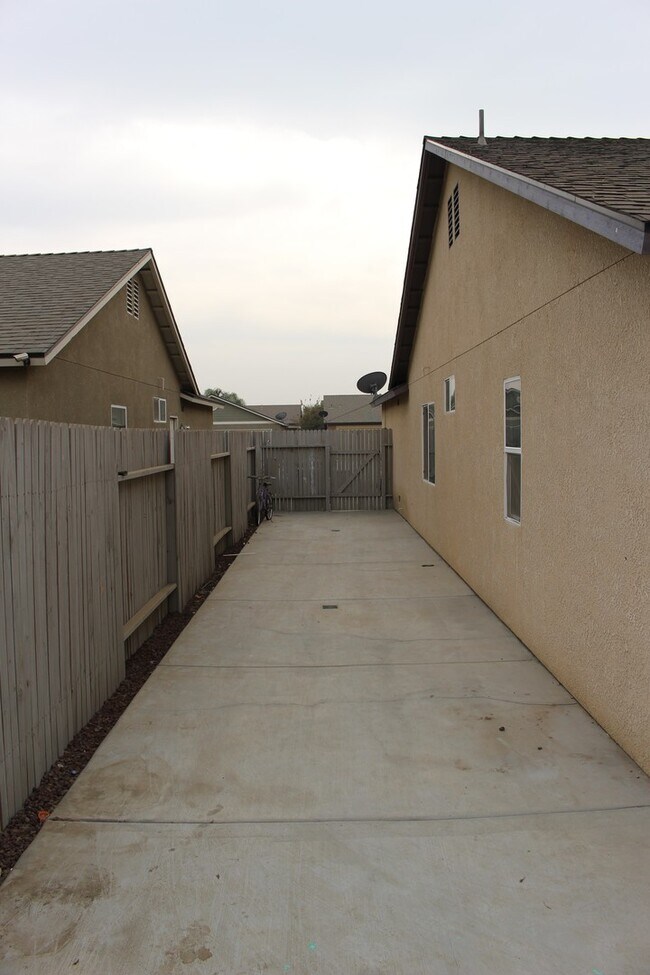 Building Photo - 208 Agile Way