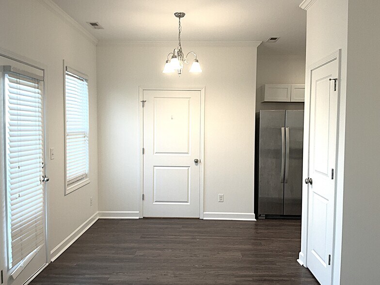Building Photo - 10 Thornbury Dr