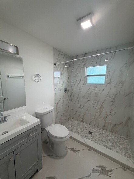 Building Photo - 701 N E St