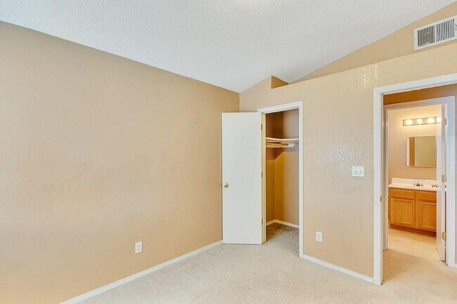 Building Photo - 4480 Loma Diamante Dr
