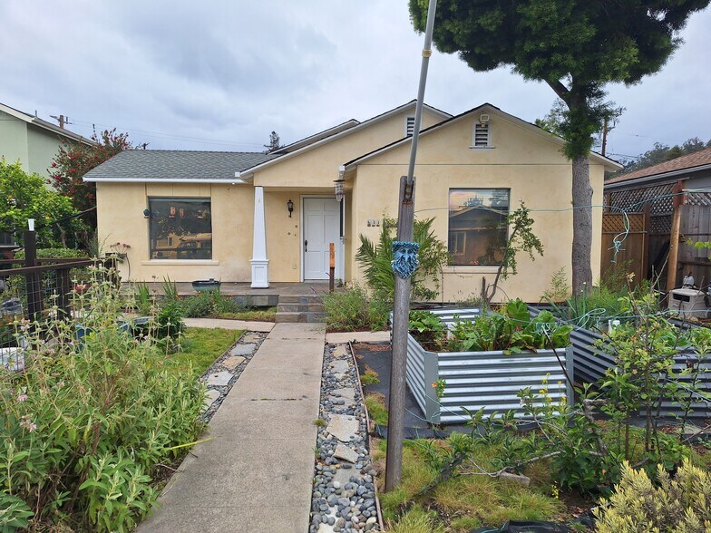 Building Photo - 633 Trevethan Ave