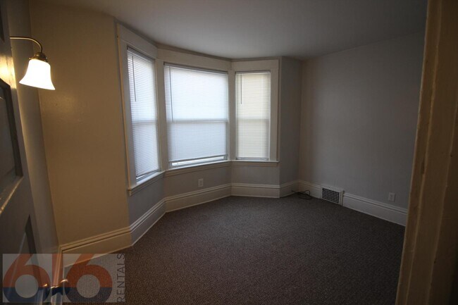 Building Photo - 243 Valley Ave NW