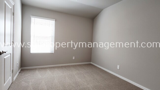 Building Photo - 417 Stagg St