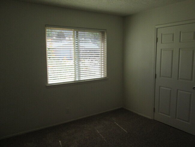Building Photo - 1233 Stutz Dr NE