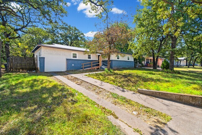 Building Photo - 2515 Yeager St