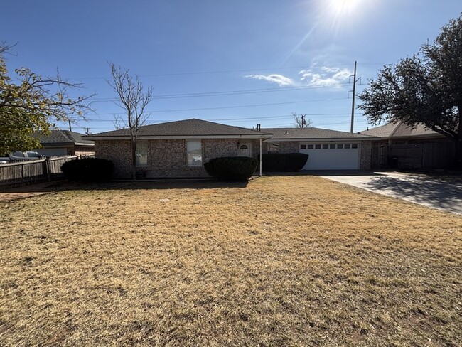 Primary Photo - 3 bed 2 bath 2 car garage