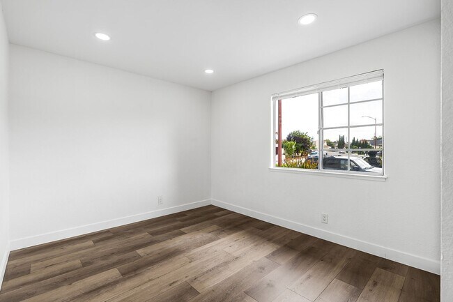 Building Photo - Just Renovated: Stunning 3-Bedroom, 2-Bath...