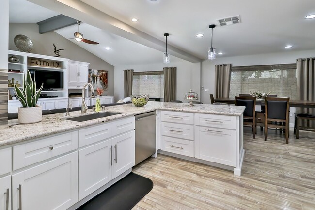 Building Photo - GORGEOUS REMODELED HOME WALKING DISTANCE T...