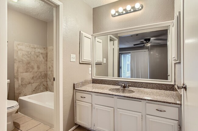 Building Photo - 5607 Circlegate Dr