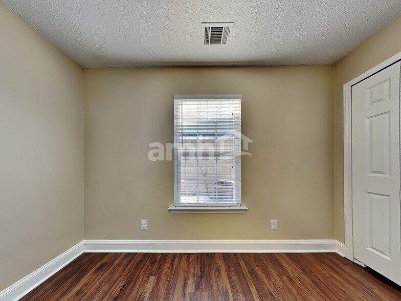 Building Photo - 738 Laurel Hill Cir