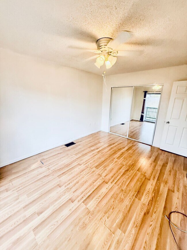 Building Photo - 2 Bed, 2.5 Bath Townhome