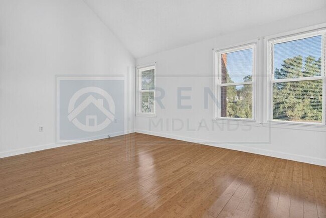 Building Photo - Beautiful Condo Available