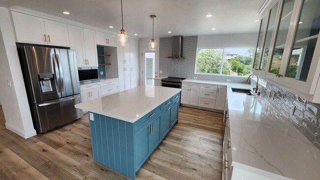 Building Photo - 4 bedroom, 2.5 bathroom home in the desirable Mt Soledad neighborhood.