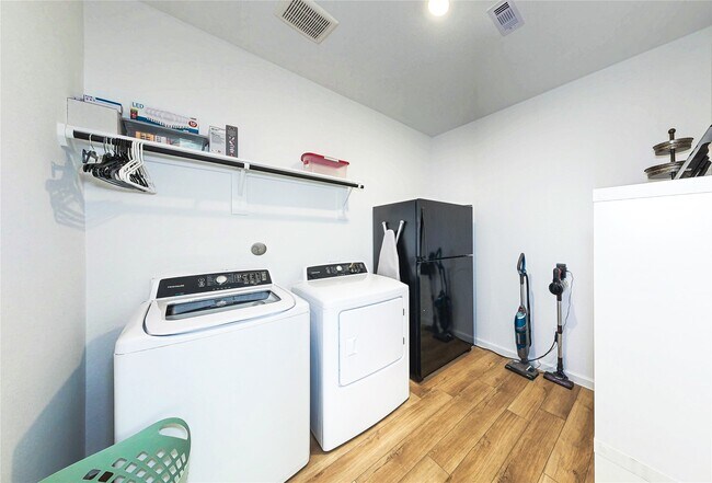 Building Photo - 711 Hooks Trl