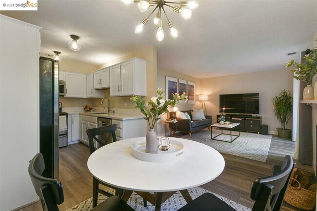 Building Photo - 18 Emery Bay Dr