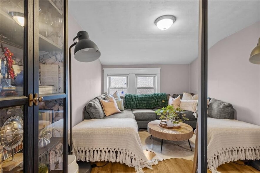 Building Photo - 86 Rochambeau Ave