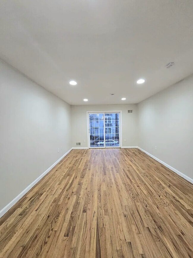 Building Photo - 305 S 6th St