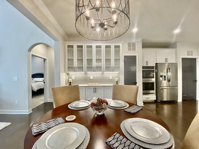 Building Photo - GORGEOUS TOWNHOME IN SOUTH PARK