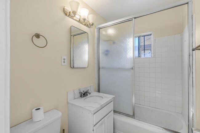 Building Photo - 10627 1/2 S Vermont Ave