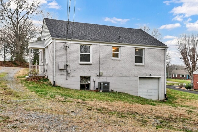 Building Photo - Conveniently Located off Memorial Dr! Lovely 2 Bed 1 Bath Home!