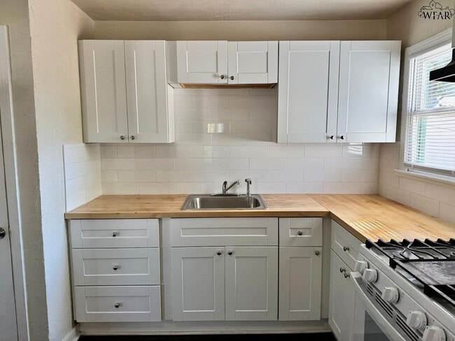 Building Photo - 1627 Oceola Ave