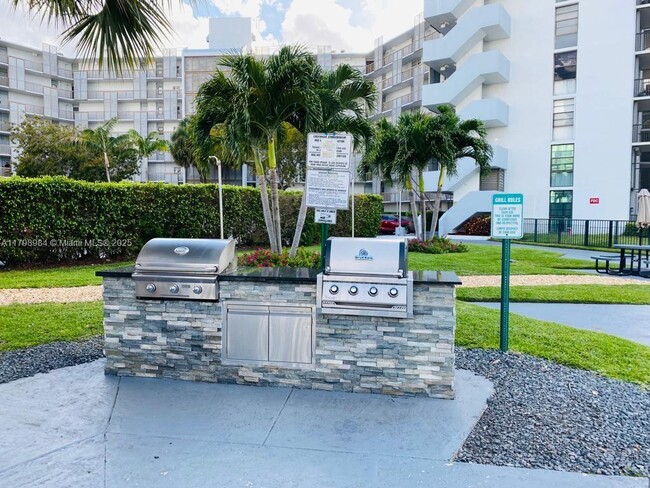 Building Photo - 3475 N Country Club Dr