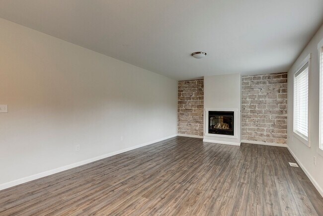 Building Photo - Updated 2-Bedroom Home with Bonus Room on ...