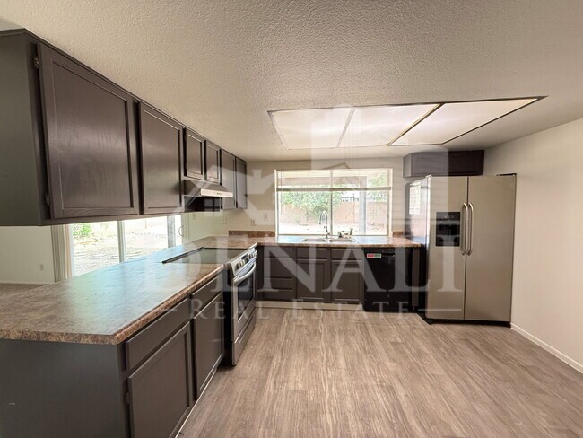 Building Photo - 1016 W Nido Ave