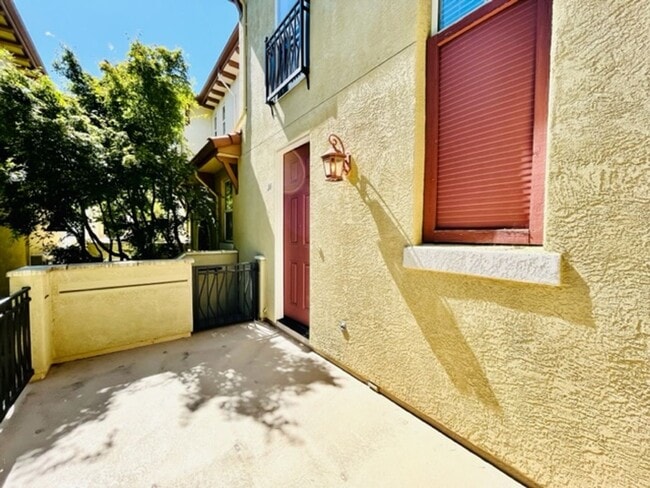 Building Photo - Gorgeous 3BD/2.5BA Tri-Level Townhouse- Ga...