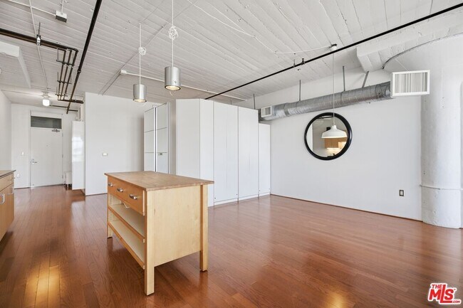 Building Photo - 200 N San Fernando Rd