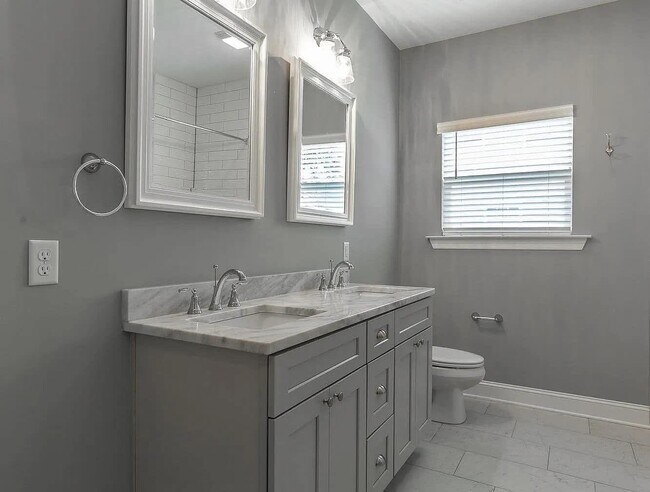 Building Photo - 1610 E 12th St