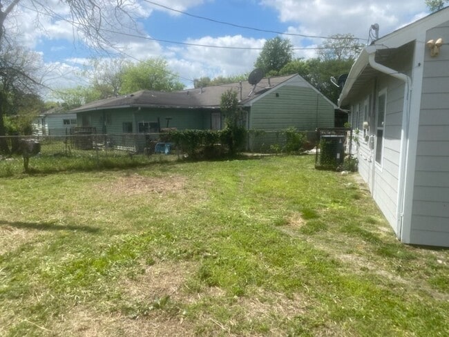 Building Photo - 6103 Sherwood Dr