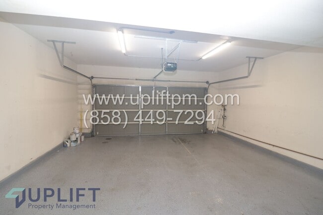 Building Photo - 4 Bed 2.5 Bath Townhouse in Oceanside AVAILABLE NOW!