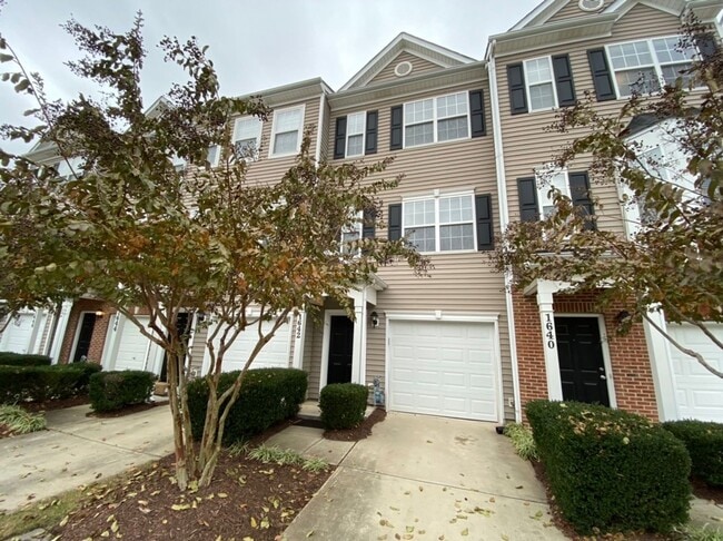 Building Photo - Lovely townhouse in fantastic Durham locat...