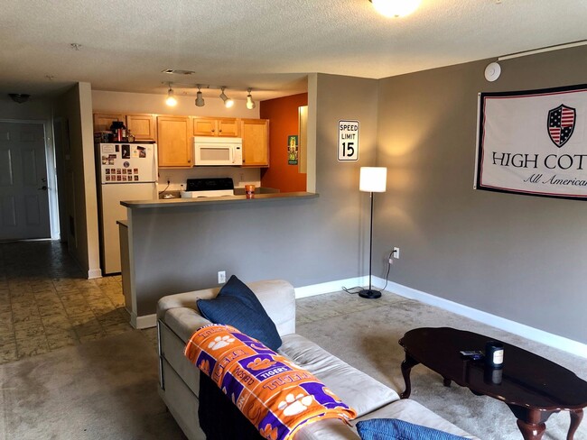 Building Photo - Roommate Matching Available in Harts Cove!