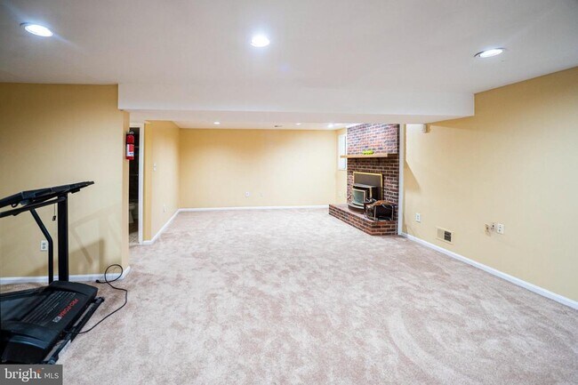 Building Photo - 4504 Franklin Terrace