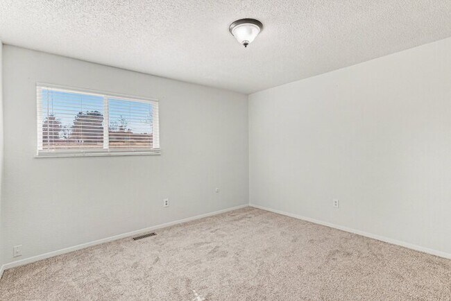 Building Photo - 6538 W Kenyon Ave