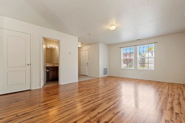 Building Photo - Very Clean 3 Bedroom Home with Community P...