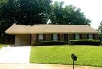 Building Photo - 3 Bedroom 2 Bath With Fenced Yard-East Memphis