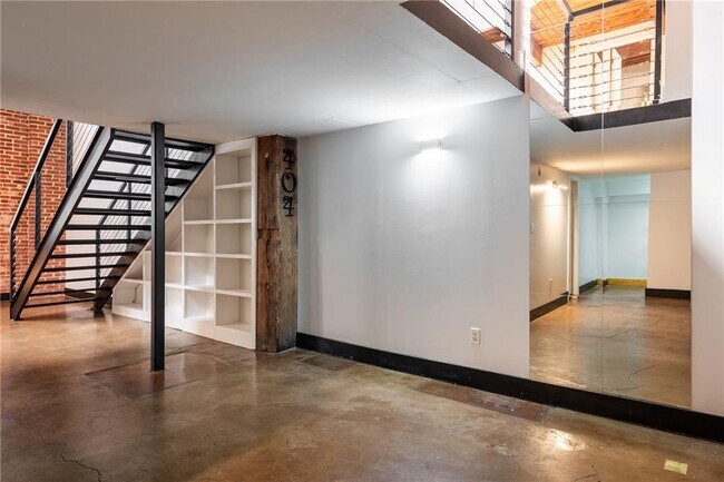Building Photo - 644 Wells St SW