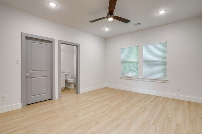 Building Photo - 3817 Winfield Ave