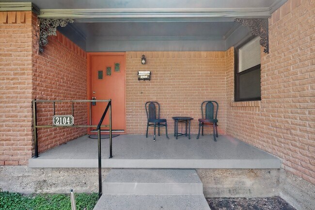 Building Photo - 2104 Hillburn Dr